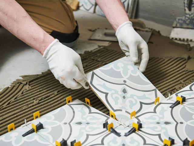 Pose de carrelage traditionnel dans un couloir près de Caen