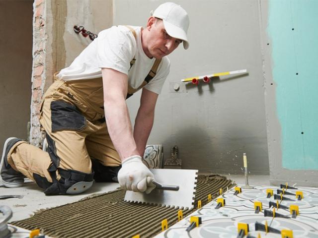 Pose de carrelage traditionnel dans un couloir près de Caen