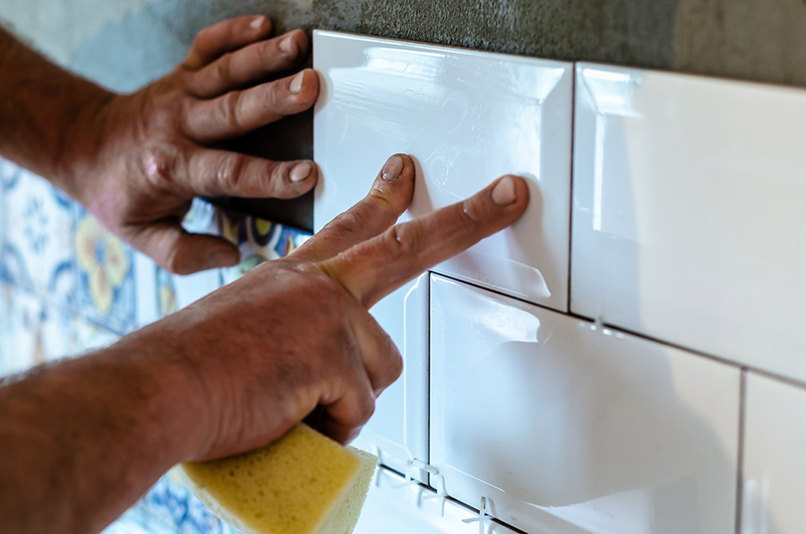 Pose de carrelage de mur de salle de bain